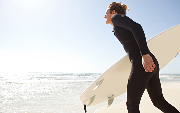 Surfista carregando sua prancha
 - Foto, Imagem
