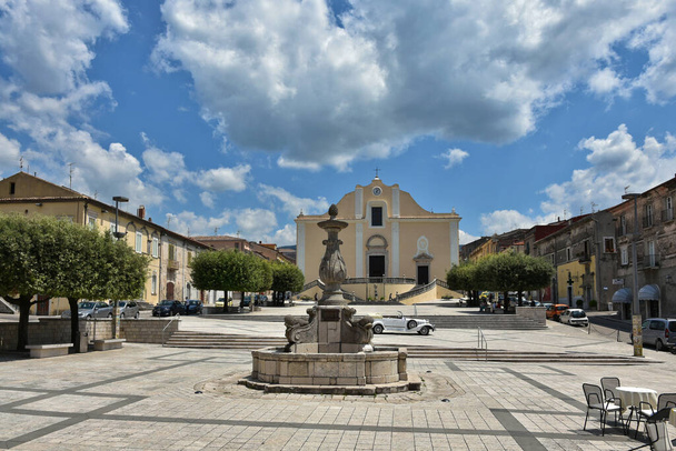 İtalya 'nın Benevento eyaletinde bir ortaçağ kasabası olan Cerreto Sannita' nın büyük meydanı.. - Fotoğraf, Görsel