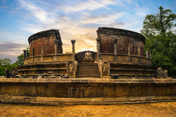 Polonnaruwa antik şehrindeki kutsal dörtgen, Sri Lanka 'daki unesco dünya mirası bölgesi. - Fotoğraf, Görsel