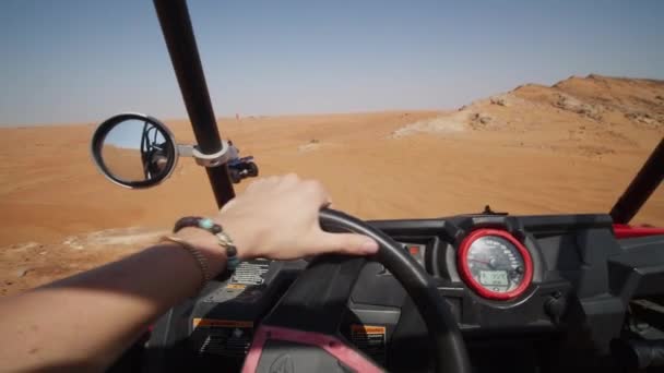 Eerste persoon uitzicht op het besturen van zand buggy in de woestijn. Vrouw in een terreinwagen op zandduinen - Video
