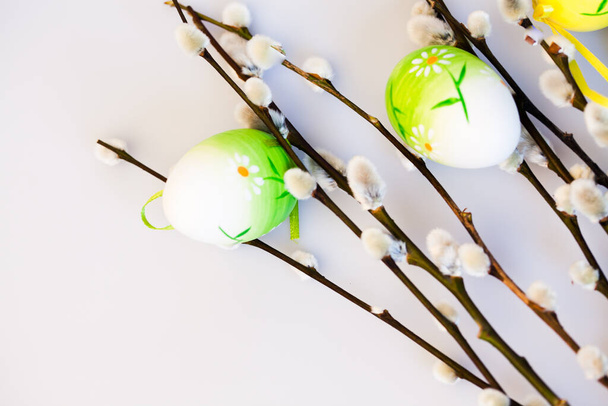 Osterhintergrund mit Eiern, Weidenzweigen und Dekoration - Foto, Bild