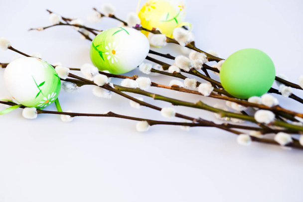 Πάσχα φόντο με αυγά, ιτιές κλαδιά και διακόσμηση - Φωτογραφία, εικόνα
