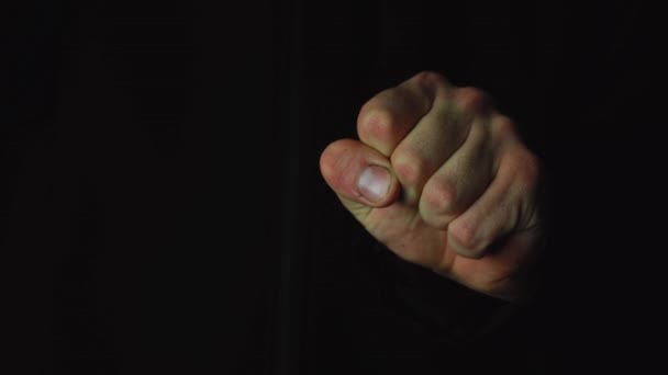 man klemt zijn hand in een vuist - Video