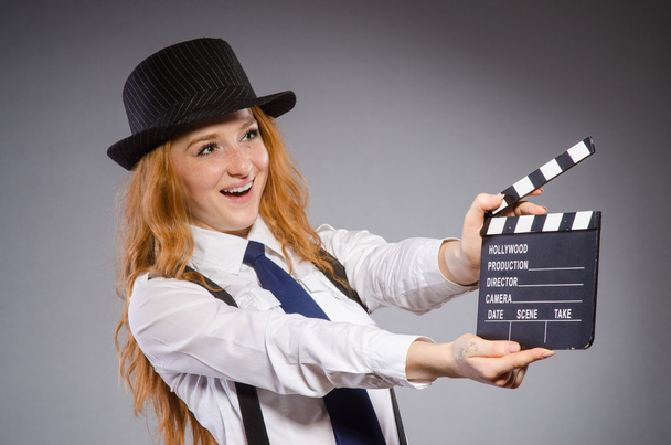 Jeune femme avec panneau de film - Photo, image