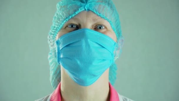 Retrato de médico feliz fêmea em óculos de proteção tirar máscara facial e sorrir durante a pandemia de coronavírus depois de salvar vidas para os pacientes - Filmagem, Vídeo