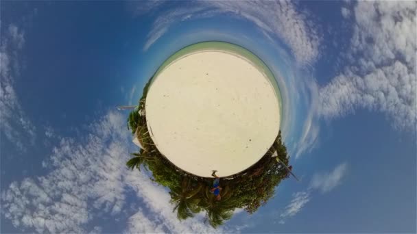 kis bolygó kilátás Egy ember fut végig a trópusi tengerparton. - Felvétel, videó
