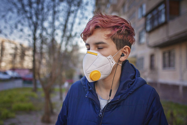 Elegante chica millennial con respirador médico escuchando música con auriculares, gen Z - Foto, Imagen