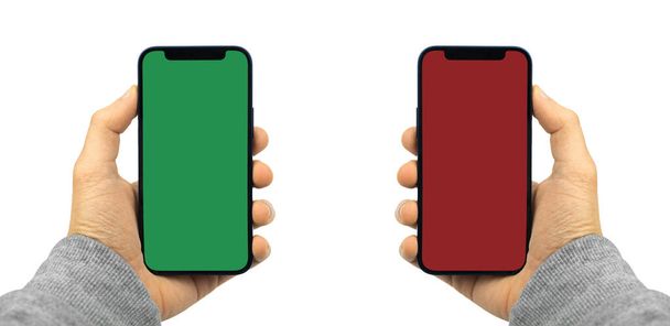 Concepto moderno de gafas 3D, maqueta de teléfonos inteligentes con pantallas en blanco verde y rojo, fondo aislado blanco - Foto, Imagen