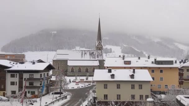 Bruck an der Grossglocknerstrasse Stadscentrum in Winterstadslandschap met Marienkirche Kerk bedekt met sneeuw - Video