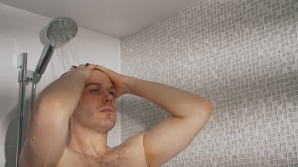 Hombre tomando una ducha en el baño. - Metraje, vídeo