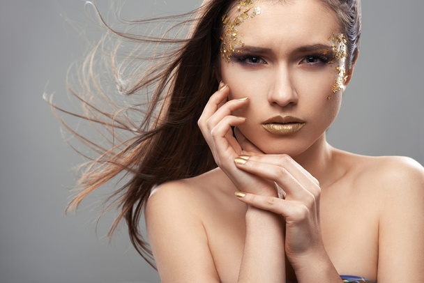pretty girl with golden make-up art - Fotografie, Obrázek