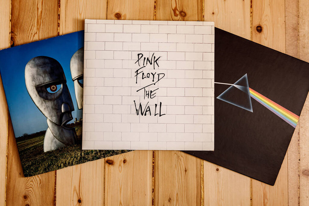 Minsk, Bielorrusia - 07.04.2020: Pink Floyd Vinyl Collection sobre fondo de madera - Foto, Imagen