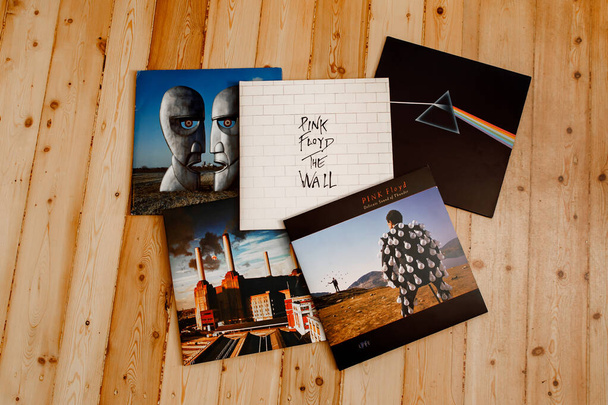 Мінськ, Білорусь - 07.04.2020: Pink Floyd Vinyl Collection на дерев'яному тлі - Фото, зображення