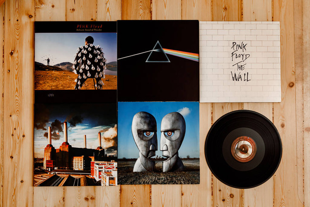 Μινσκ, Λευκορωσία - 07.04.2020: Συλλογή Pink Floyd Vinyl σε ξύλινο φόντο - Φωτογραφία, εικόνα
