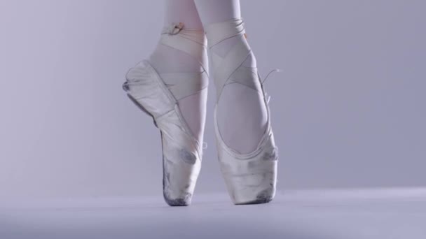 Young woman ballerina on pointe shoes - Footage, Video