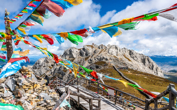 Śnieżny szczyt Shika i tybetańskie buddyjskie flagi modlitewne w Shangri-La Yunnan - Zdjęcie, obraz