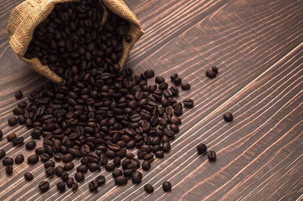 Люблю пити каву, кавові зерна на столі
 - Фото, зображення
