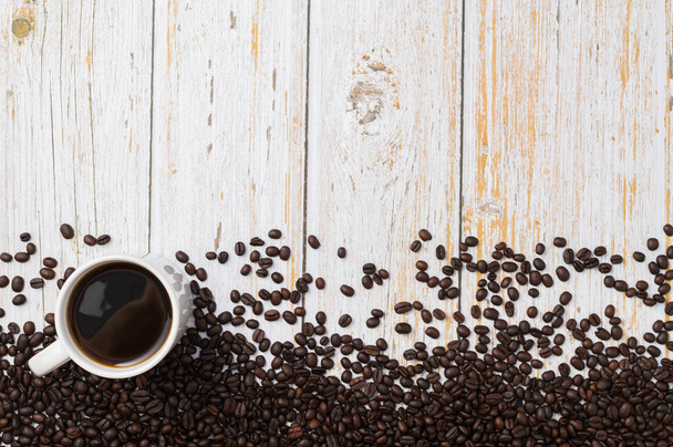 Me encanta beber café, tazas de café y granos de café en la mesa - Foto, imagen