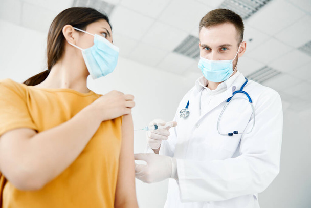 médecin tenant une seringue dans sa main masque médical patient vaccin covide - Photo, image