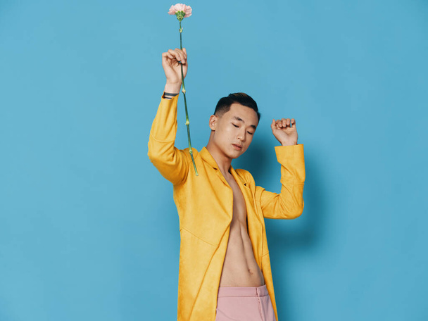 Glücklicher Mann Hand hält Blume gelben Mantel Spaß Emotionen - Foto, Bild