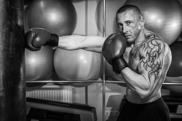 Man with tattoo boxing - Photo, Image