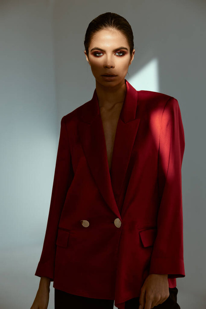 mujer bonita en chaqueta roja mucho lujo estilo de vida - Foto, Imagen