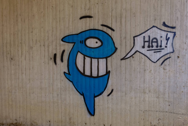 graffiti d'un requin bleu sur un mur sur un pont - Photo, image