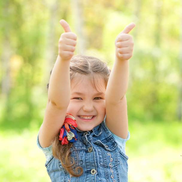 Retrato de menina feliz mostrando polegares para cima gesto
  - Foto, Imagem