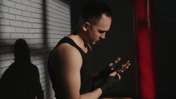 Vídeo del luchador con cintas de boxeo negras - Metraje, vídeo