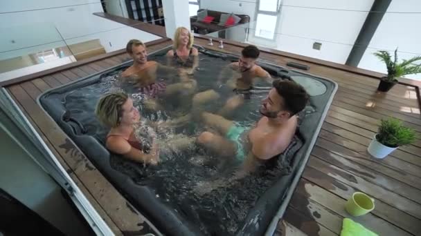 Amis heureux profitant des vacances dans la maison de luxe jacuzzi - Les jeunes s'amusent ensemble dans le bain à remous - Jeunes génération millénaire et vacances de style de vie bien-être  - Séquence, vidéo