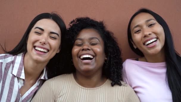 gelukkig multiraciale vrienden hebben plezier samen lachen in de voorkant van video camera - Video
