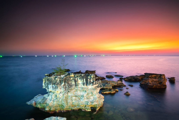 Colorido atardecer en la isla Phu Quoc, Vietnam momentos de transición entre el día y la luz solar nocturna para crear colores cálidos y rayos de luz. Destino de viaje del descubrimiento - Foto, imagen