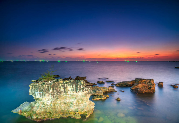 Pôr do sol colorido em Phu Quoc Island, Vietnã momentos de transição entre o dia ea noite de luz solar para criar cores quentes e raios de luz. Destino de viagem de descoberta - Foto, Imagem