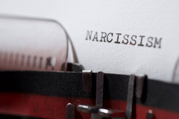 Narzissmus-Wort mit Schreibmaschine geschrieben. - Foto, Bild