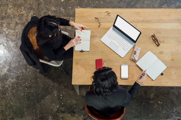 Top view két többnemzetiségű nő dolgozik irodatervezés üzleti együtt laptoppal - Fotó, kép