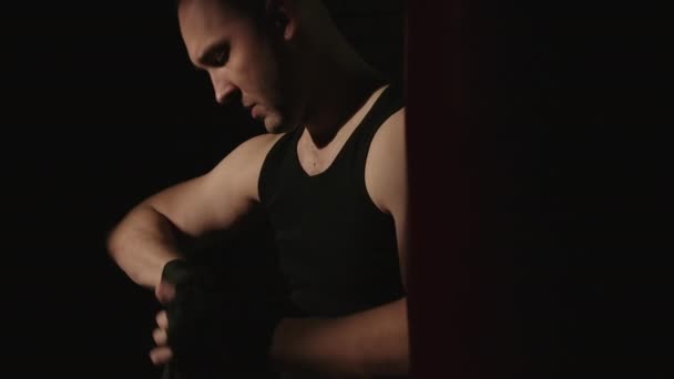 Natáčení brunetky muž s černými boxerskými pásky - Záběry, video