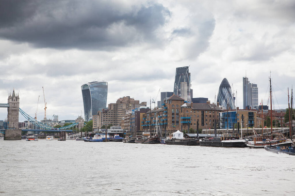 LONDON, UK - MAI 2016: Blick auf Süd-London mit dem London Bridge Shard Wolkenkratzer und der Themse - Foto, Bild
