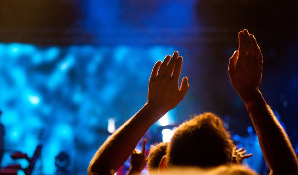 multidão com as mãos levantadas no concerto - festival de música de verão - Foto, Imagem