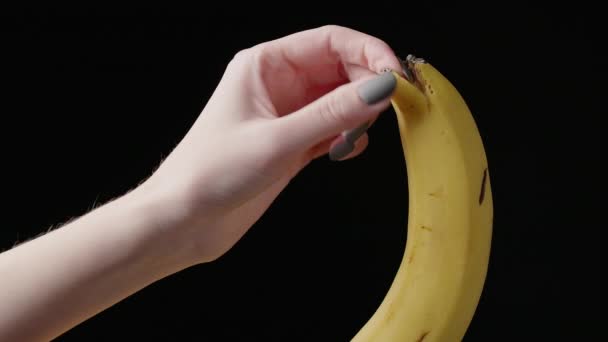 Video de la mano femenina pelando plátano - Metraje, vídeo
