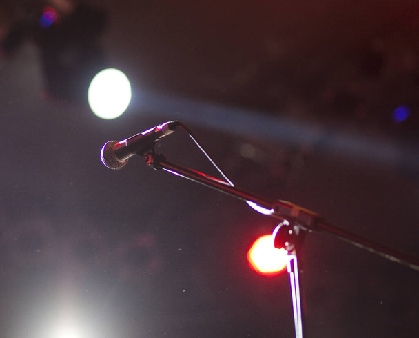 Micrófono en luces de escenario - Foto, imagen