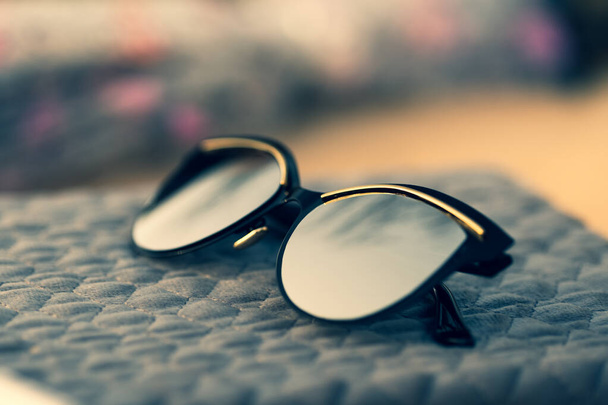 Cat Eye Sunglasses μοντέλο για τις γυναίκες με ένα πολύ ειδικό σχεδιασμό πυροβολούν έξω σε μια καλοκαιρινή μέρα. Επιλεκτική εστίαση  - Φωτογραφία, εικόνα
