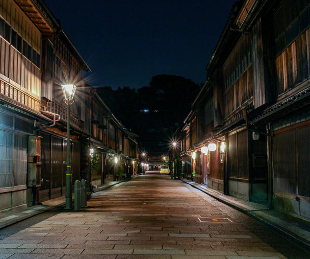 Widok nocy Higashiyama geisha dzielnicy Kanazawa, Japonia. - Zdjęcie, obraz