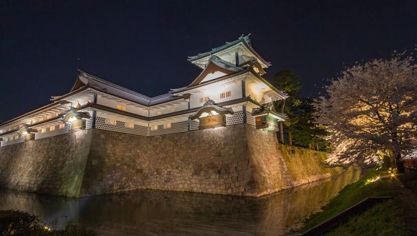 Zamek Kanazawa nocą, Japonia. - Zdjęcie, obraz