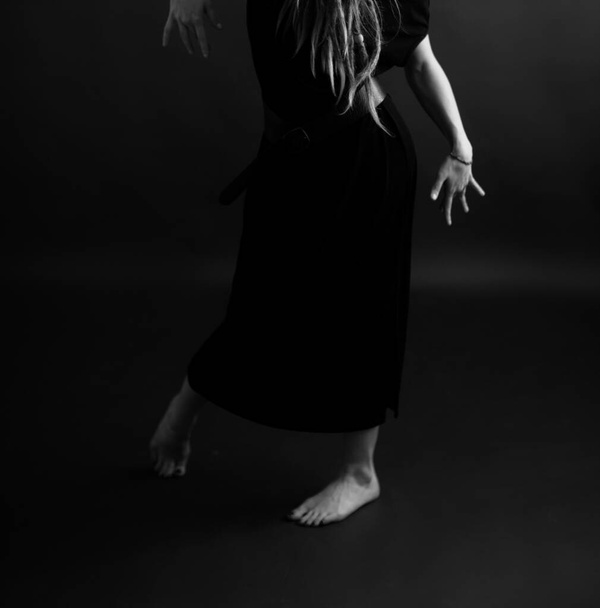 siyah ve beyaz kadın portresi, güzel kadın elleri, dokun ve dokun - Fotoğraf, Görsel