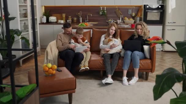 Rilassante famiglia sordomuta utilizzando gadget a casa - Filmati, video