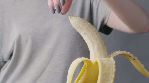 Video de la mujer rompiendo plátano - Metraje, vídeo
