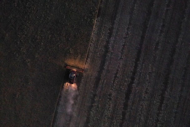 Αεροφωτογραφία συγκομιδής κριθαριού, στη La Pampa, Αργεντινή. - Φωτογραφία, εικόνα