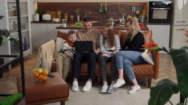 Heureuse famille muette s'amuser à regarder des vidéos en ligne - Séquence, vidéo