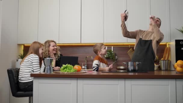 Fröhliche hörgeschädigte Familie hat Spaß im Haus - Filmmaterial, Video