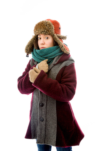 Femme frissonnant dans le froid
 - Photo, image